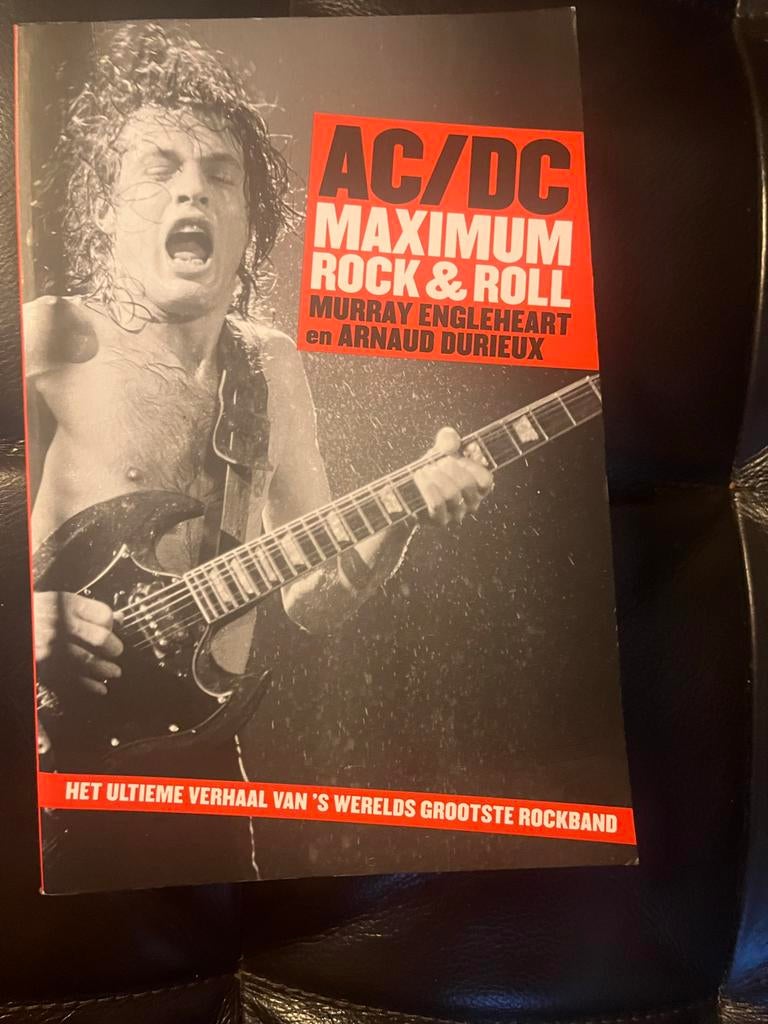 AC/DC Maximum Rock & Roll Boek - Zo goed als nieuw, Boeken, Ophalen of Verzenden, Zo goed als nieuw
