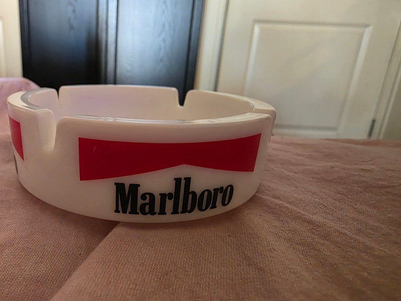 Marlboro asbak - Wit met rood logo, Verzamelen, Ophalen of Verzenden, Zo goed als nieuw, Asbak