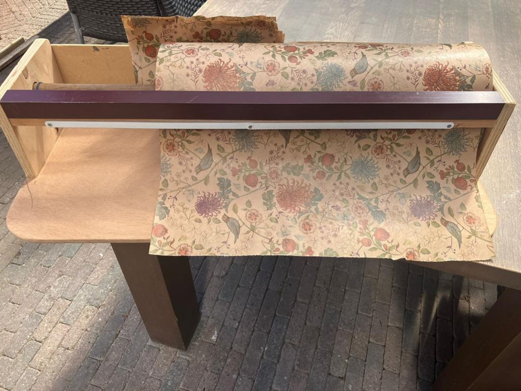 Te koop inpakpapier met houder, Ophalen