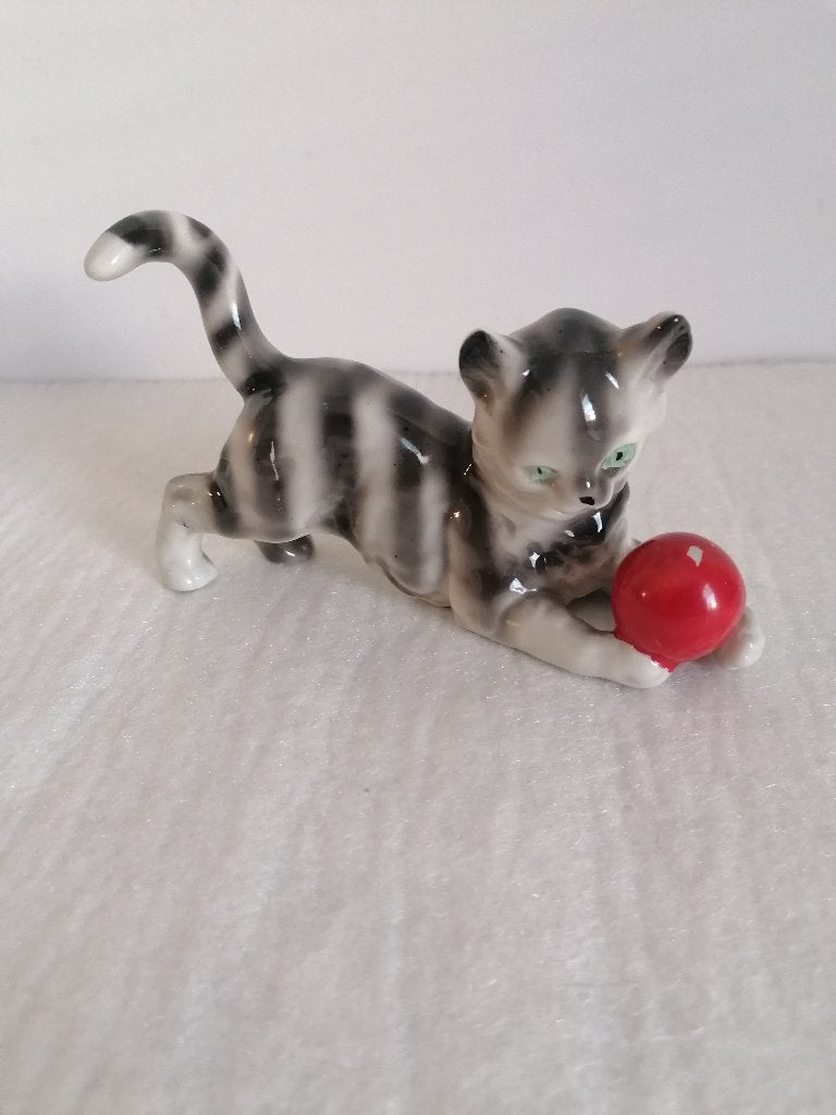 Goebel gemerkt beeldje van een kat/poes met bal izgst, Ophalen of Verzenden