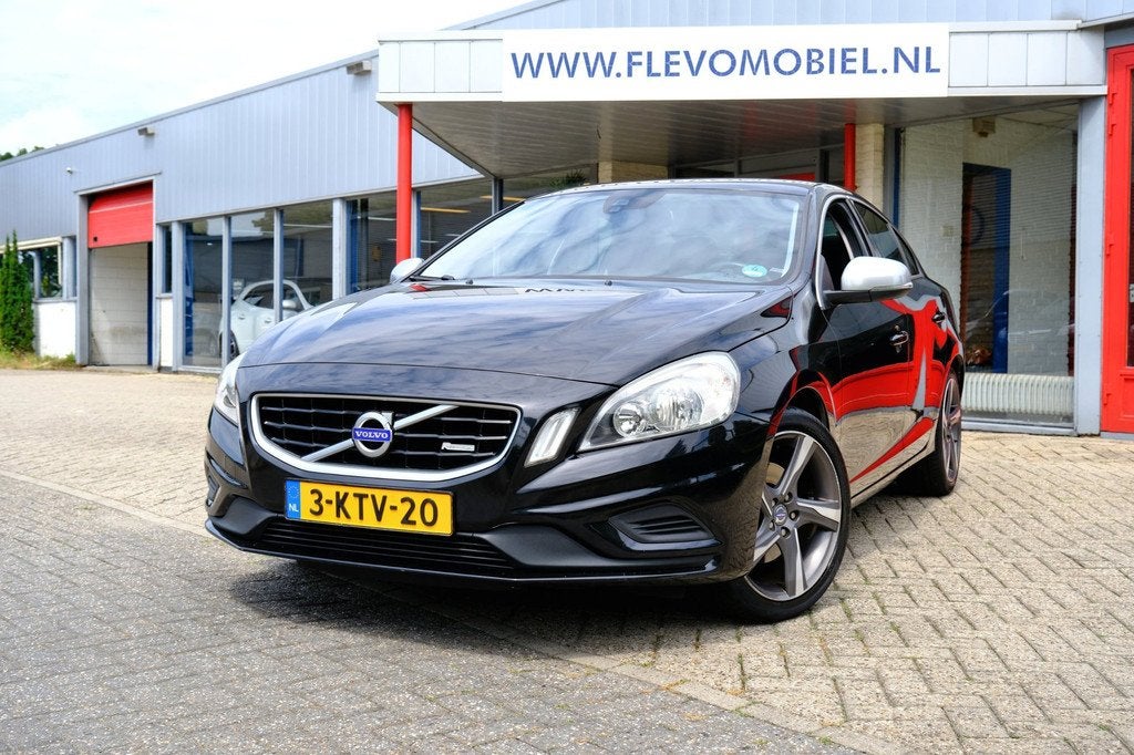 Volvo S60 1.6 T3 150pk R-Design Aut. Navi|Clima|LMV|Half Led, Auto's, 15 km/l, 4 cilinders, 150 pk, Zwart