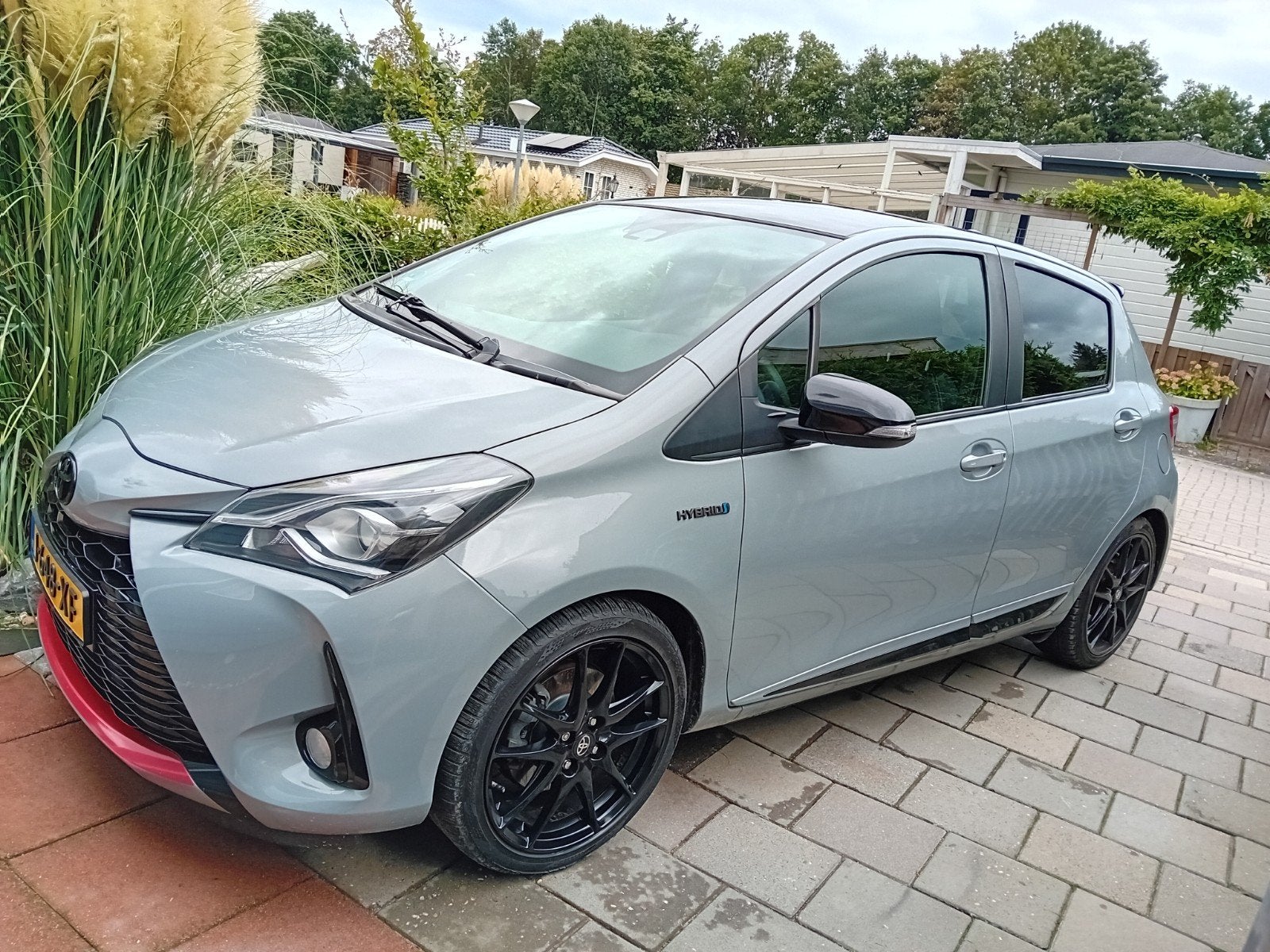 Toyota Yaris 1.5 Full Hybrid 100pk 5D Aut 2019 Grijs, Auto's, Toyota, 1497 cc, 40 €/maand, 4 cilinders, Leder en Stof