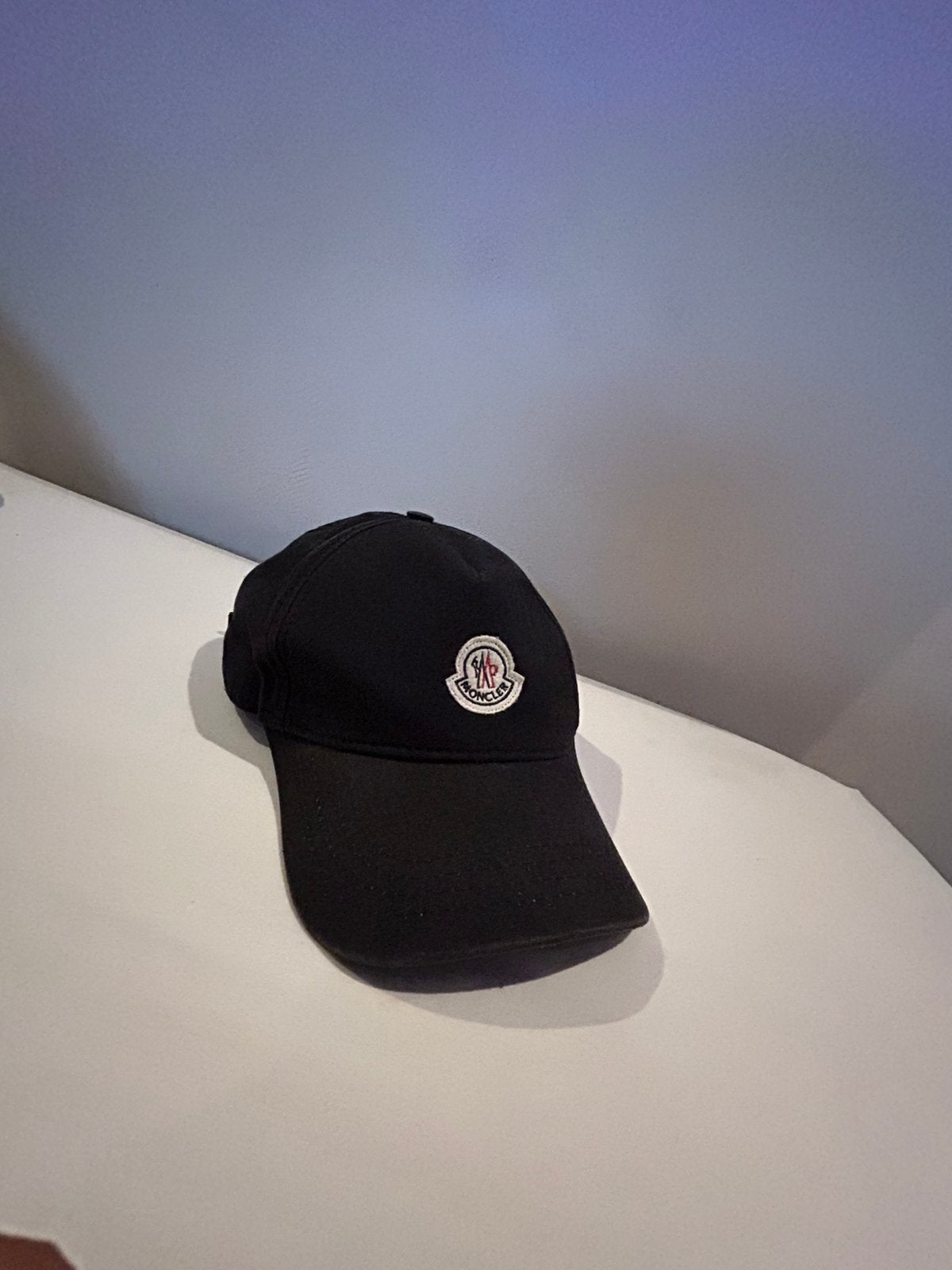 Moncler pet, Verzenden, Zo goed als nieuw