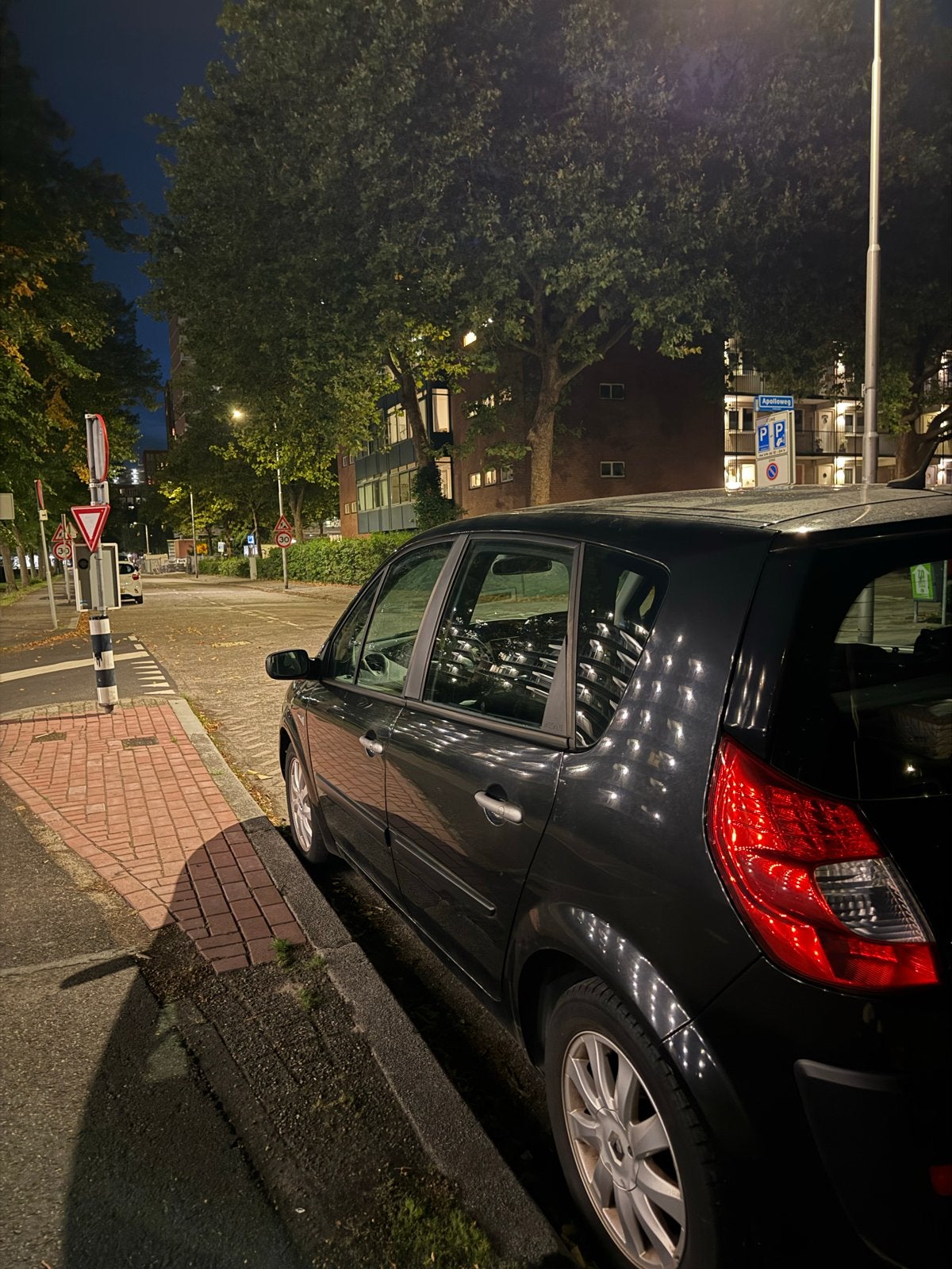 Renault Scénic 1.6 16V 82KW AUT E4 2006 Zwart, Auto's, 1345 kg, 4 cilinders, Zwart, Origineel Nederlands