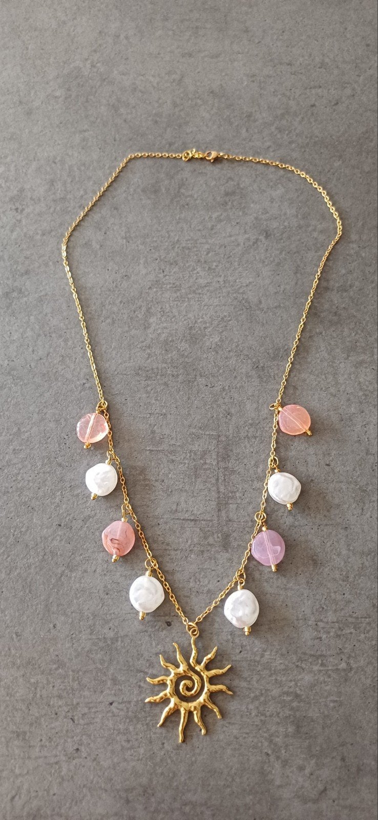 Gouden ketting met zonne-hanger en parels, Met hanger, Nieuw, Ophalen of Verzenden, Goud