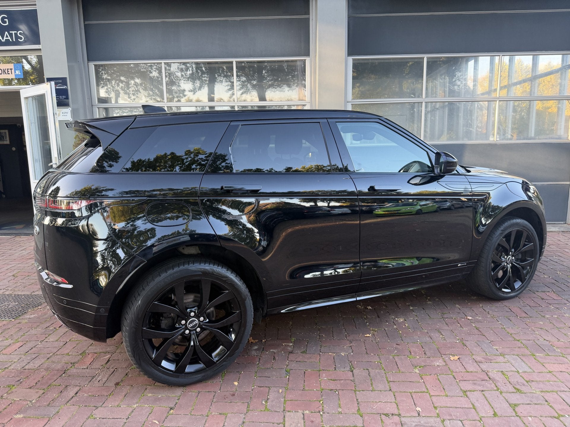 Land Rover Range Rover Evoque 2.0 P250 AWD R-Dynamic S 4x4 B, Auto's, Dealer onderhouden, 4 cilinders, Verwarmde buitenspiegels