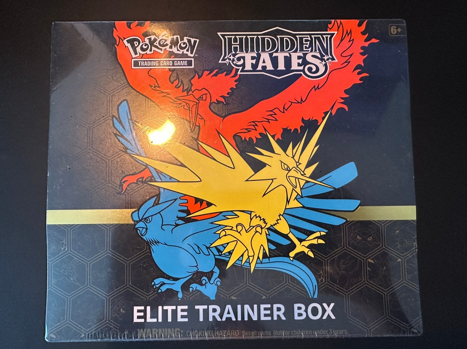 Hidden Fates Elite Trainer Box, Hobby en Vrije tijd, Verzamelkaartspellen | Pokémon, Ophalen of Verzenden, Zo goed als nieuw, Boosterbox