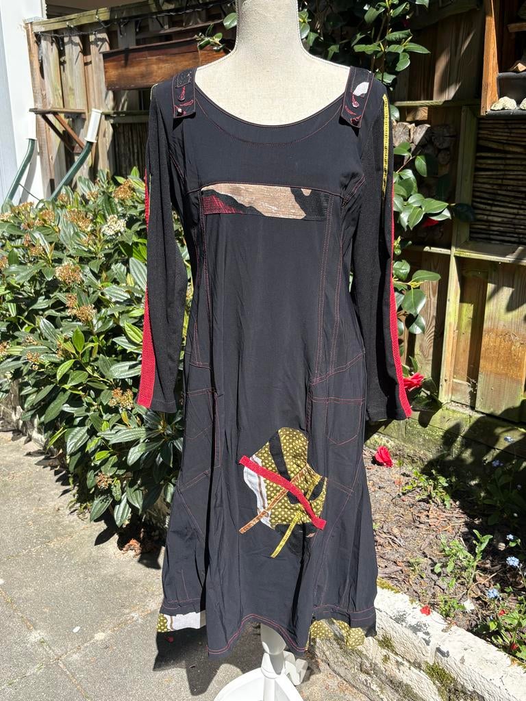 Pause Café jurk met rode accenten en unieke details, Kleding | Dames, Zwart, Maat 42/44 (L), Ophalen of Verzenden, Knielengte