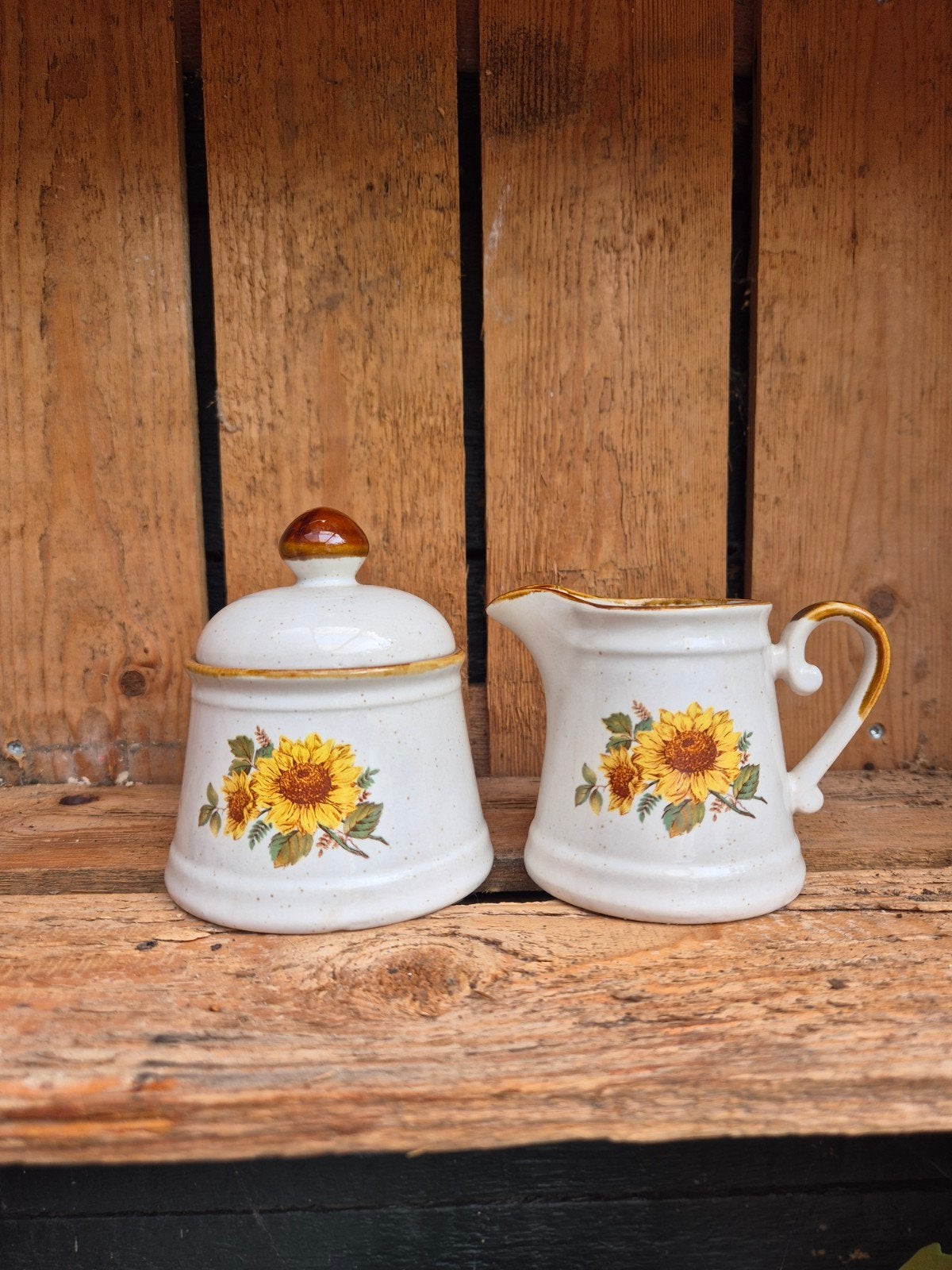 Vintage suikerpot en melkkan met zonnebloem decoratie, Huis en Inrichting, Keuken | Servies, Gebruikt, Overige merken, Keramiek