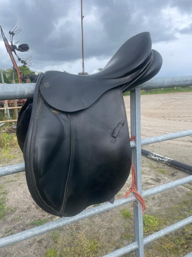Stubben Edelweiss spring zadel 17,5 inch, Dieren en Toebehoren, Paarden en Pony's | Zadels, Ophalen, Zo goed als nieuw, Springen
