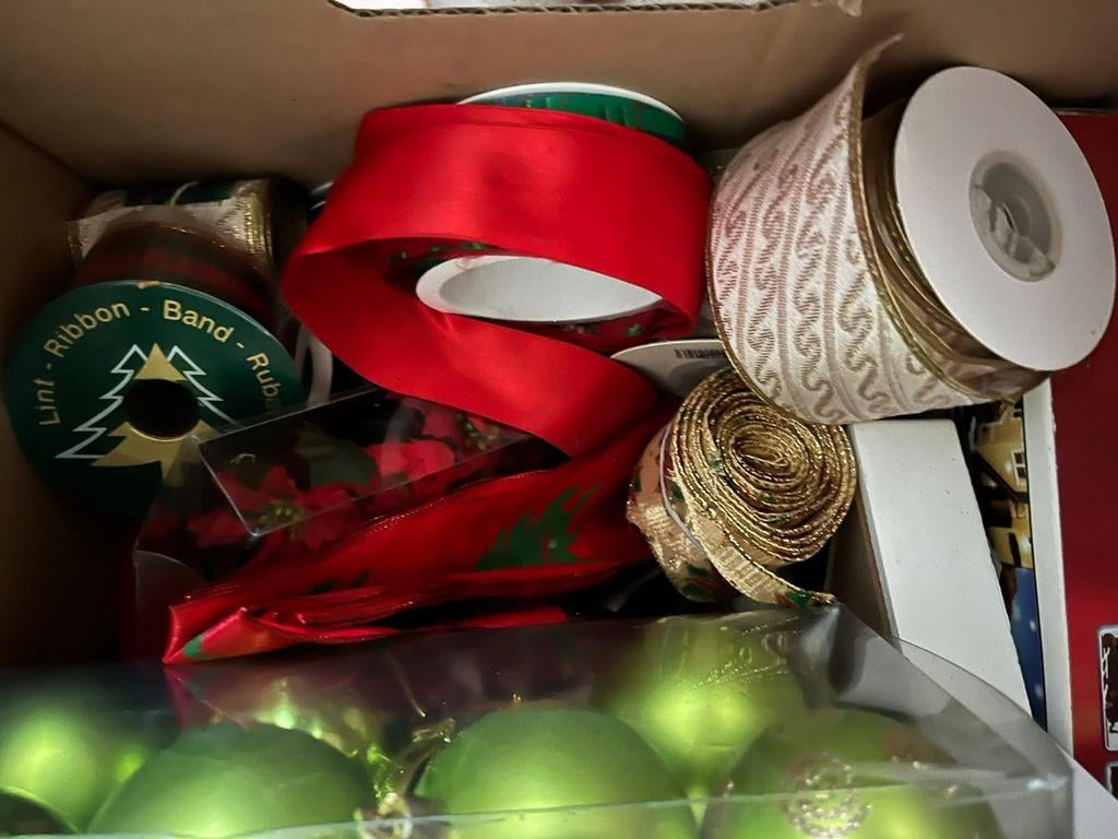 GRATIS diverse kerstspullen met linten, Diversen, Kerst, Ophalen