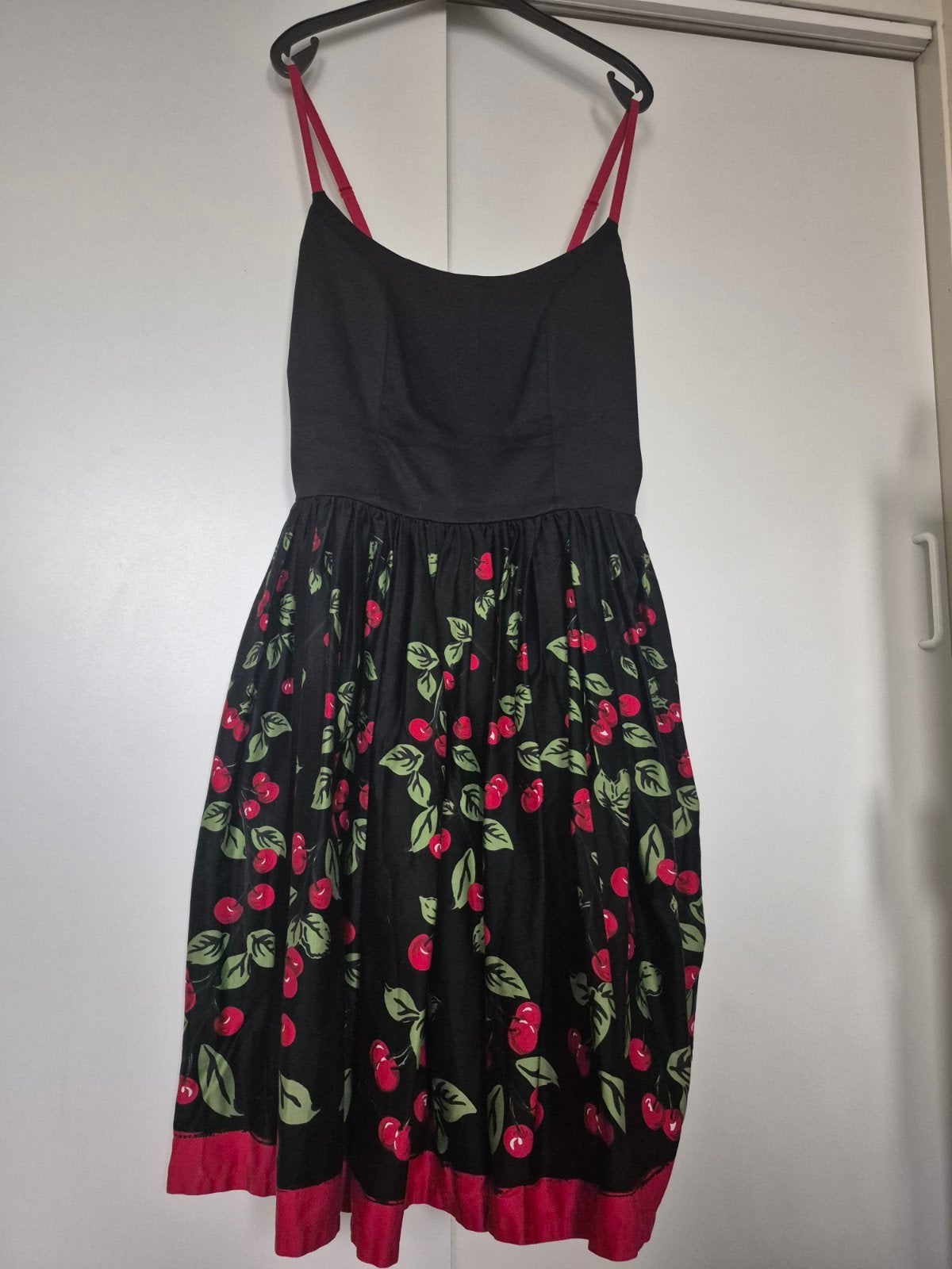 Pinup Couture Jurk Zwart met Kersjes Maat 2XL, Kleding | Dames, Jurken, Zwart, Maat 46/48 (XL) of groter, Zo goed als nieuw, Boven de knie