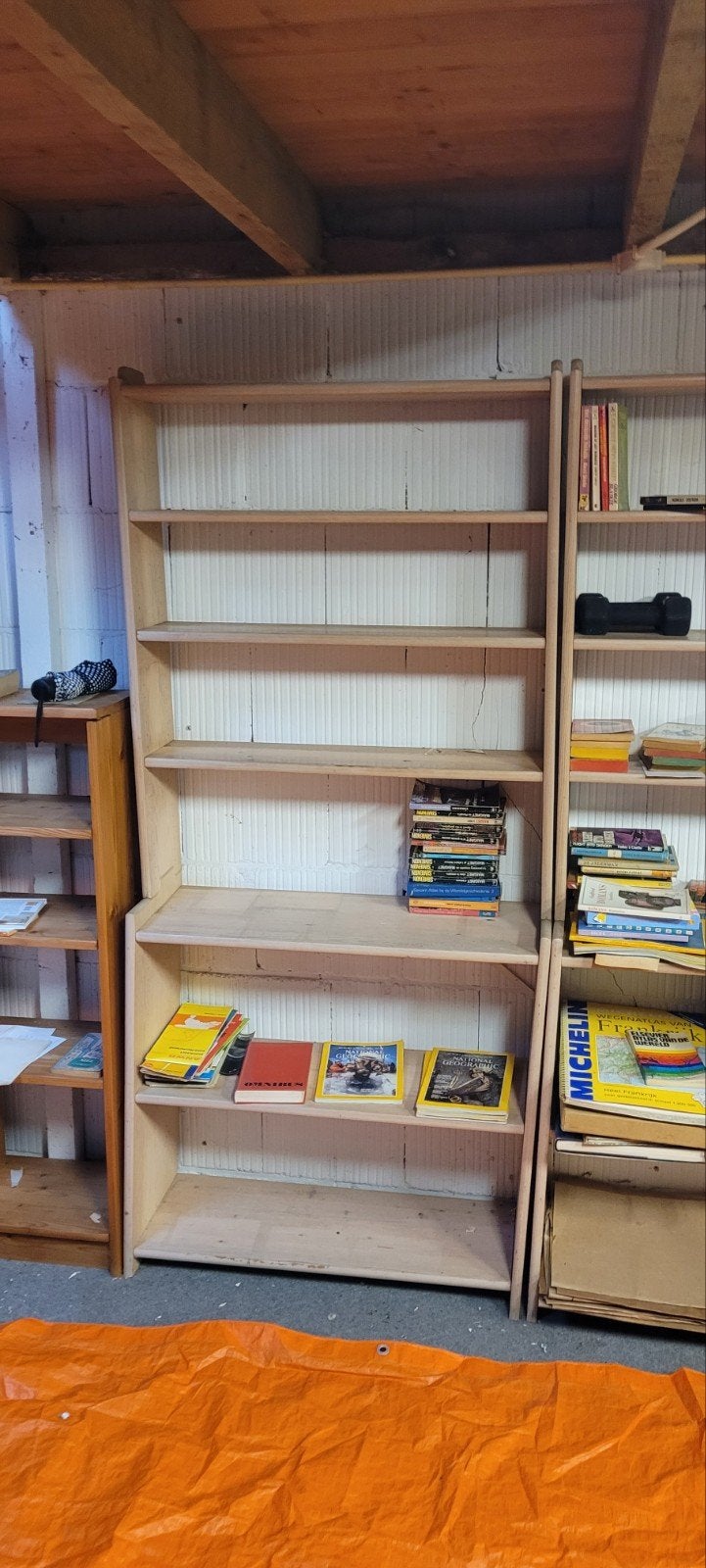 Diverse inboedel: boekenkasten, tafels, stoelen, etc., Ophalen
