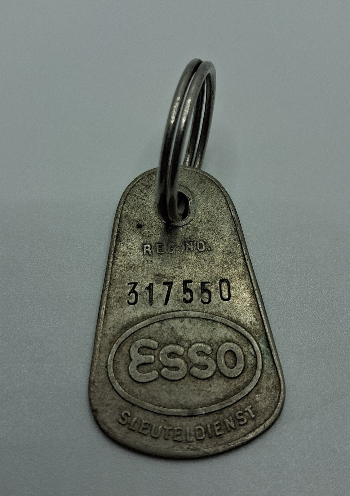Vintage Esso Sleuteldienst Sleutelhanger - Reg. No. 317550, Ophalen of Verzenden, Gebruikt, Merk