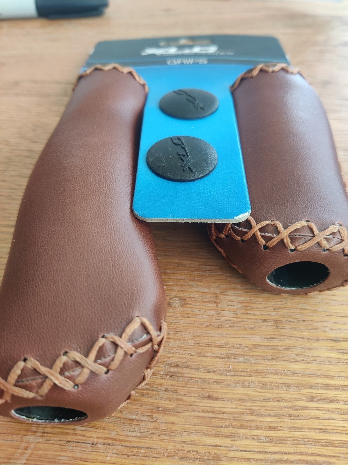 Nieuwe bruine fiets handvatten met stiksels, Fietsen en Brommers, Fietsaccessoires | Overige Fietsaccessoires, Ophalen of Verzenden