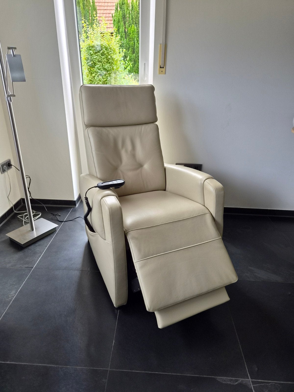 Comfortabele relaxfauteuil met elektrische bediening, Ophalen, Modern, Comfort, Zo goed als nieuw, 75 tot 100 cm