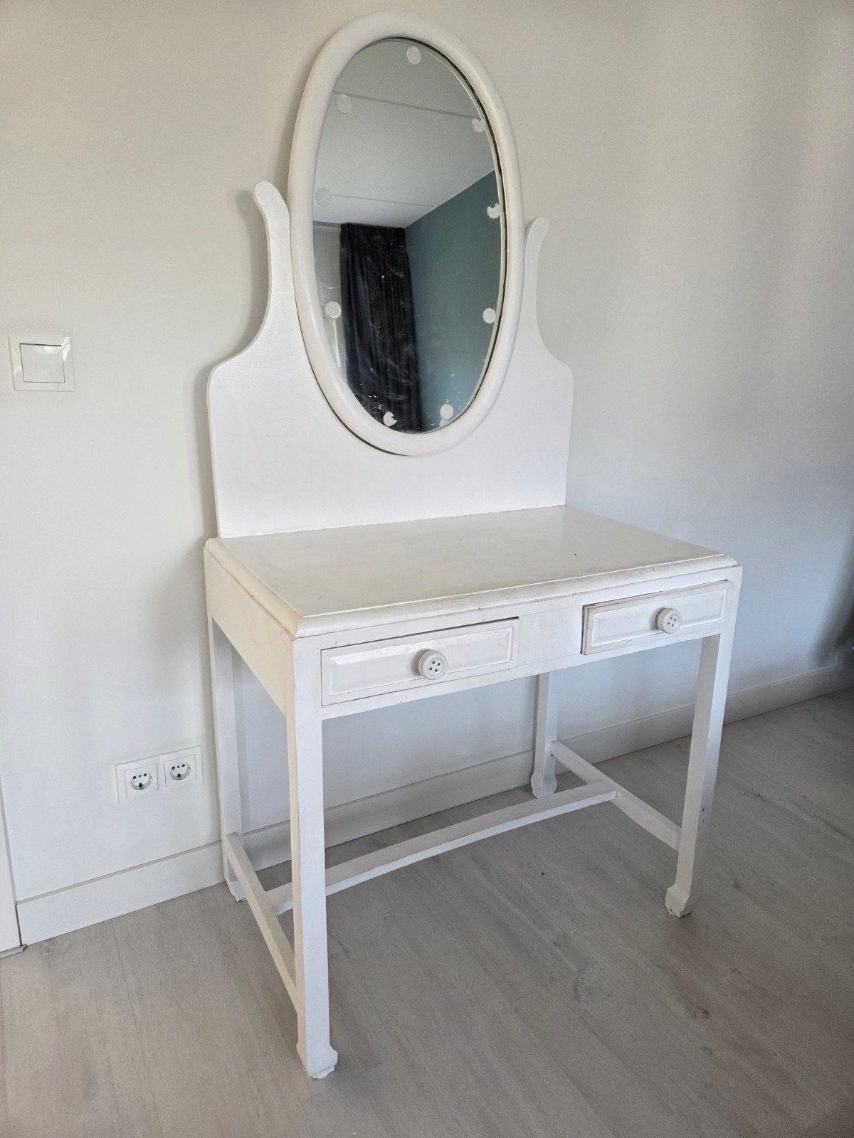 Gratis af te halen: witte kaptafel met spiegel en twee lades, Ophalen, Gebruikt, 50 tot 100 cm, Hout
