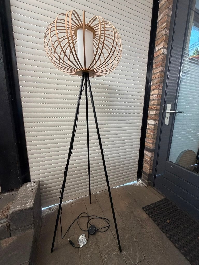 Staande lamp, zwart met hout, 153 cm hoog, Ophalen, Zo goed als nieuw, Hout, 150 tot 200 cm