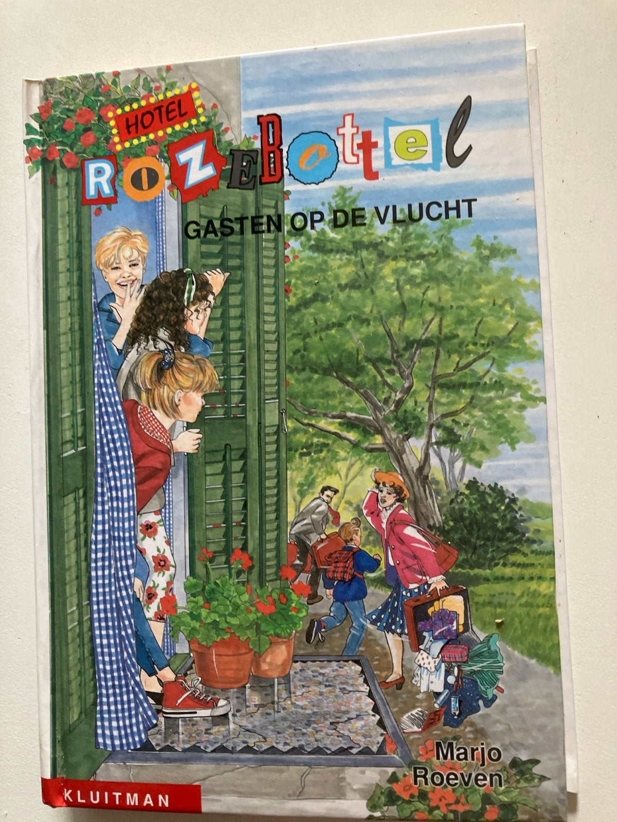 Hotel Rozebottel - Gasten op de Vlucht (Marjo Roeven), Ophalen of Verzenden, Gelezen, Fictie