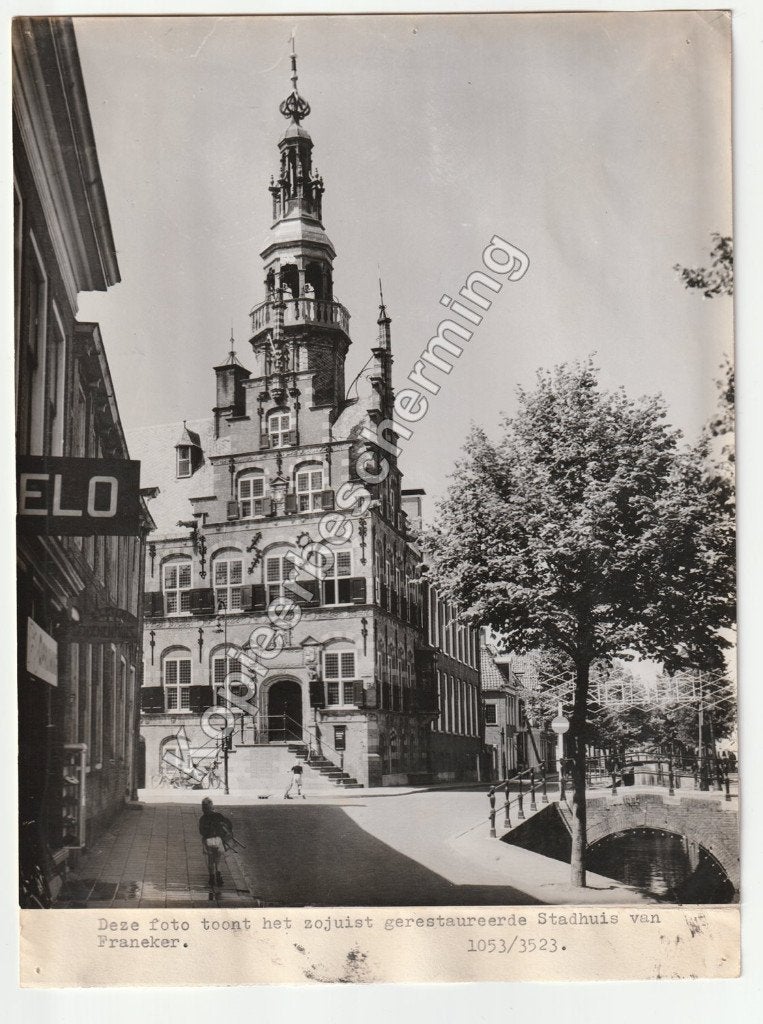 Gerestaureerde stadhuis Franeker 1953 oude persfoto, Gebruikt, Foto, Ophalen of Verzenden, 1940 tot 1960