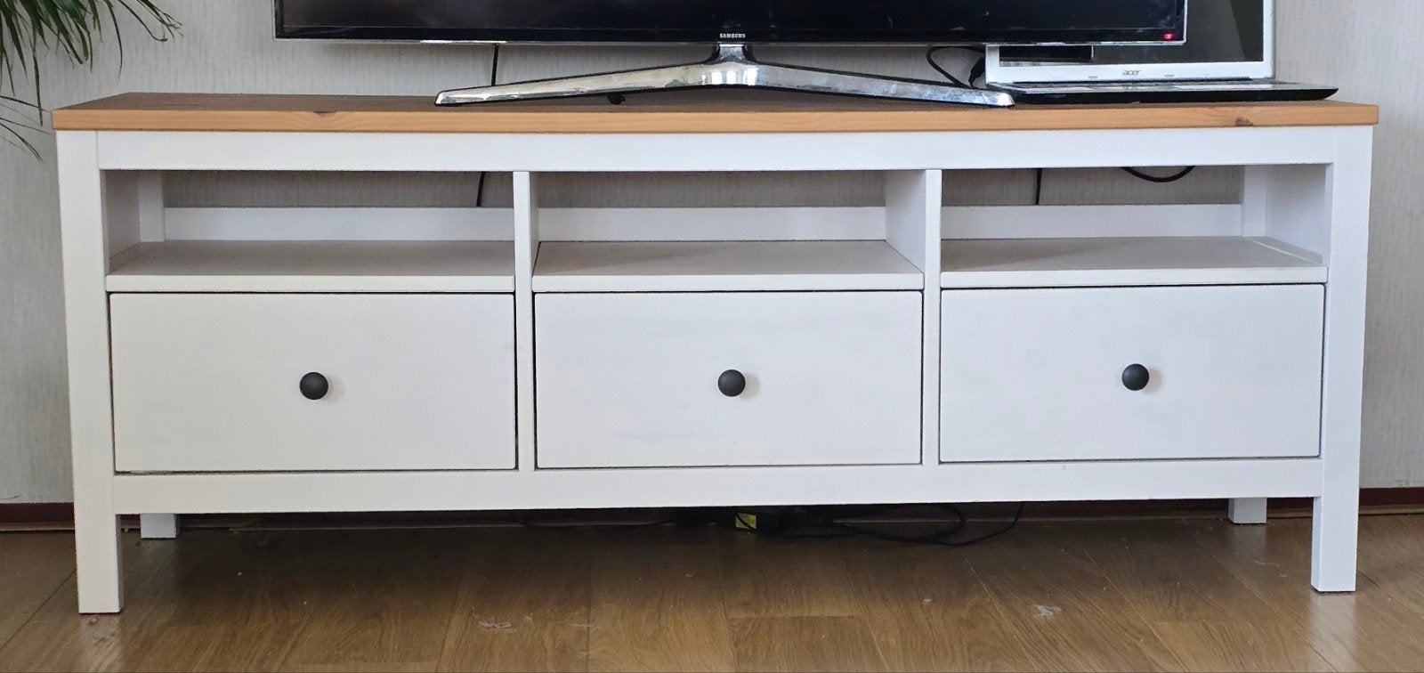 Ikea.TV bench, white stain/light brown,, Ophalen, Zo goed als nieuw