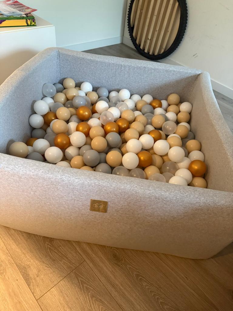 Grijze ballenbak met ballen, Ophalen, Zo goed als nieuw, Jongen of Meisje