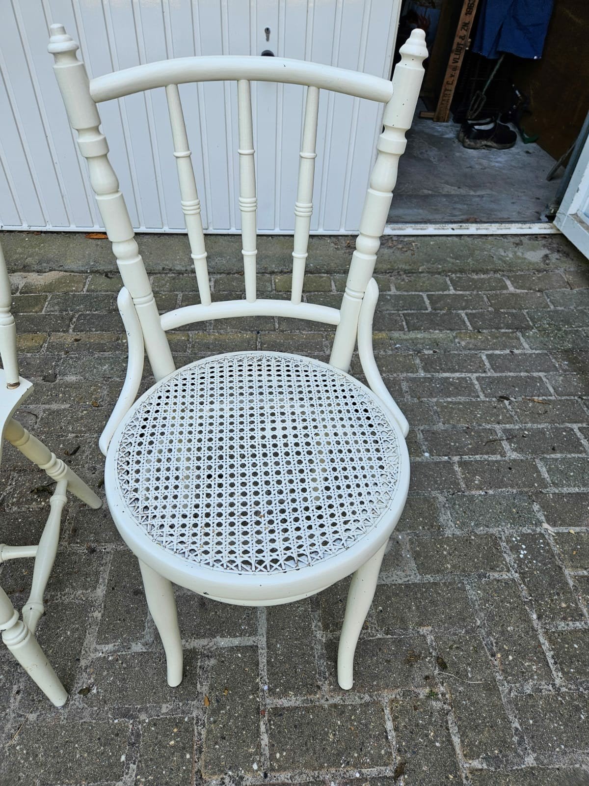 Leuke retro witte eetkamerstoel met rieten zitting, Huis en Inrichting, Stoelen, Ophalen, Wit, Vintage, Riet of Rotan