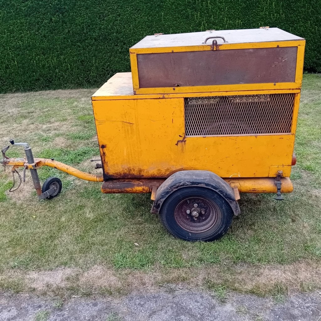 Diesel compressor met 2 pneumatische sloop-/breekhamers, Ophalen, Mobiel, Gebruikt, 800 liter/min of meer