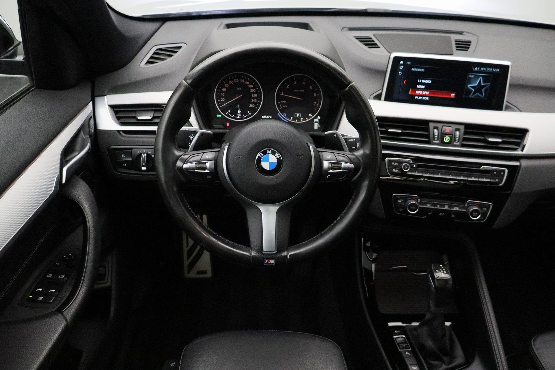 BMW X1 xDrive20i High Executive M-pakket 2017 | Dealer Onder, 1998 cc, Gebruikt, 2000 kg, Leder en Stof