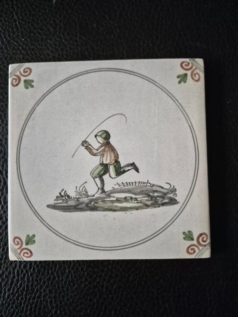 Antieke Workum tegel met visser decoratie, Antiek en Kunst, Antiek | Wandborden en Tegels, Ophalen of Verzenden