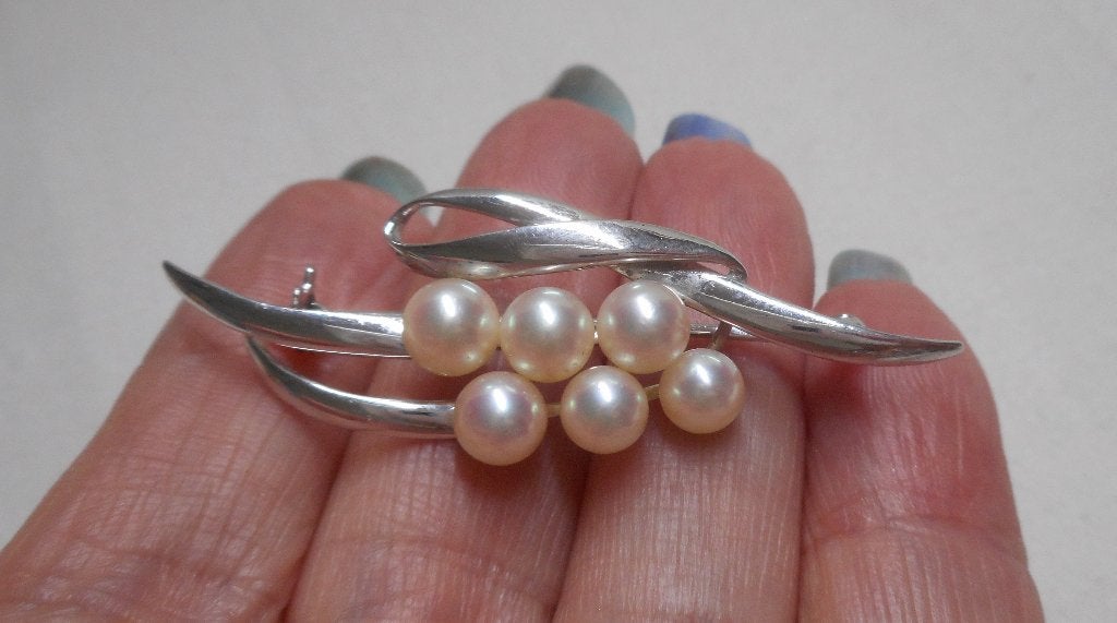 Prachtige zilveren broche met 6 echte parels nr.1517