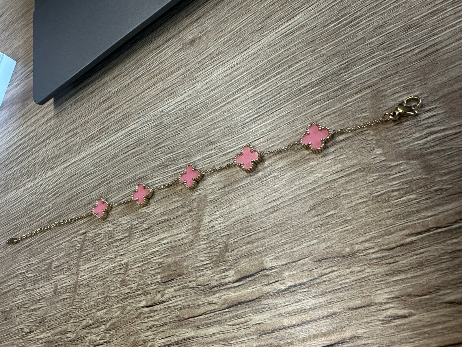 Gouden armband met roze klavertjes, van cleef achtig, Verzenden, Nieuw, Roze, Overige materialen