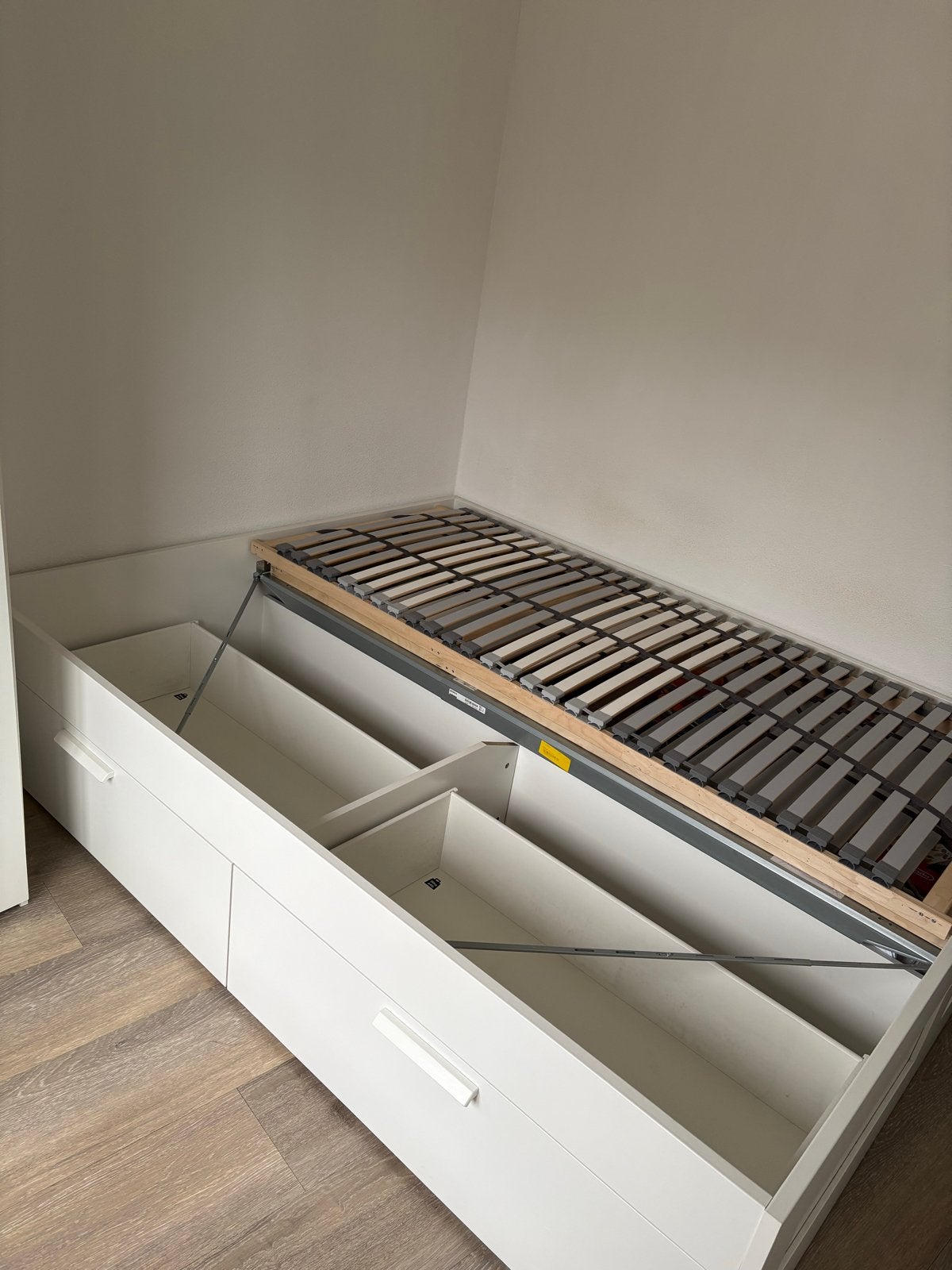 BRIMNES Bedframe met opberglades, wit, 160x200 cm, Ophalen, Overige materialen, Eenpersoons, Wit