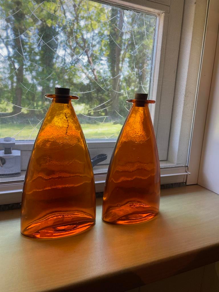 2 vazen met oranje glas, Ophalen