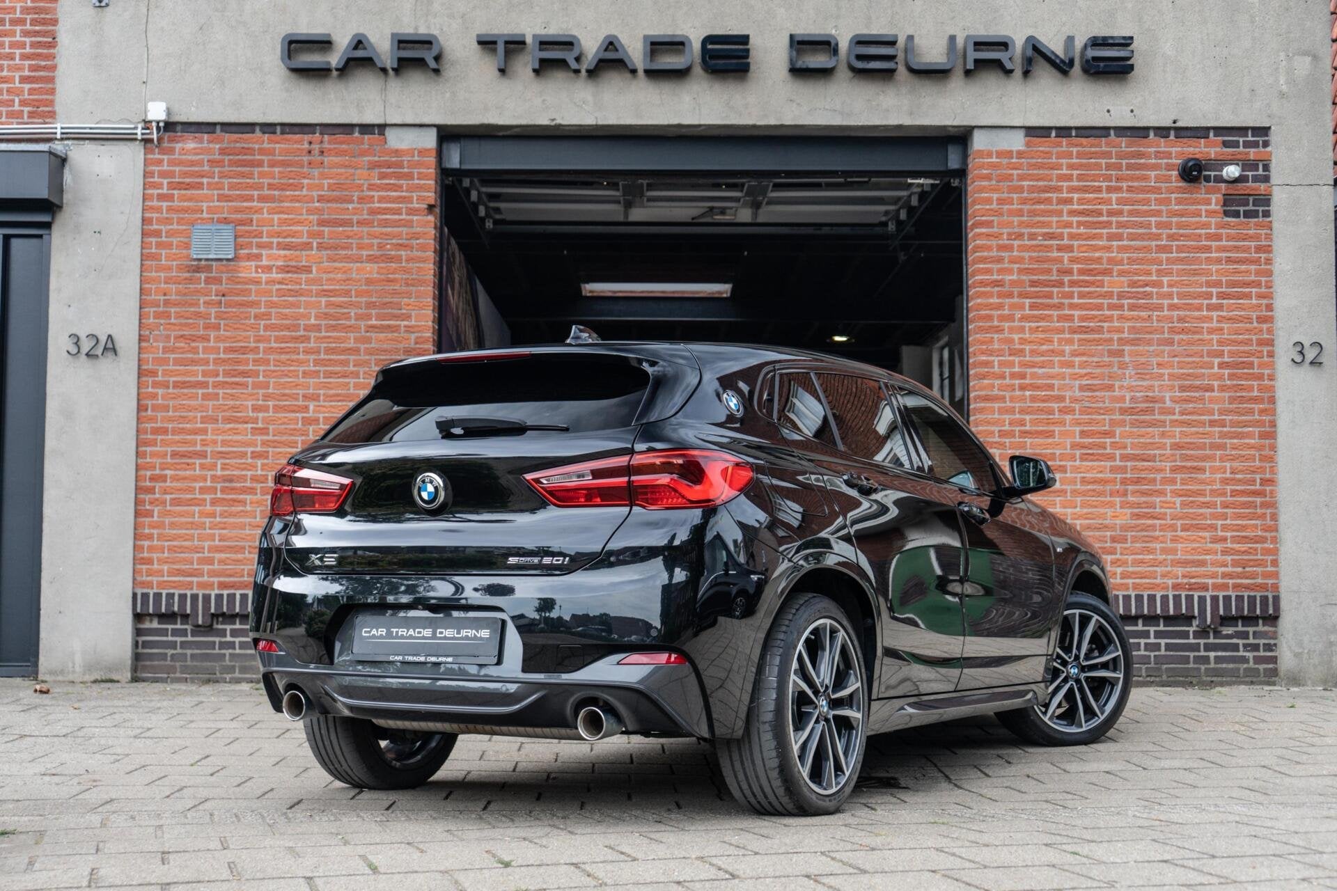 BMW X2 sDrive20i M-Sport Pano / H&K / Camera, Auto's, 1998 cc, Gebruikt, Zwart, 1435 kg