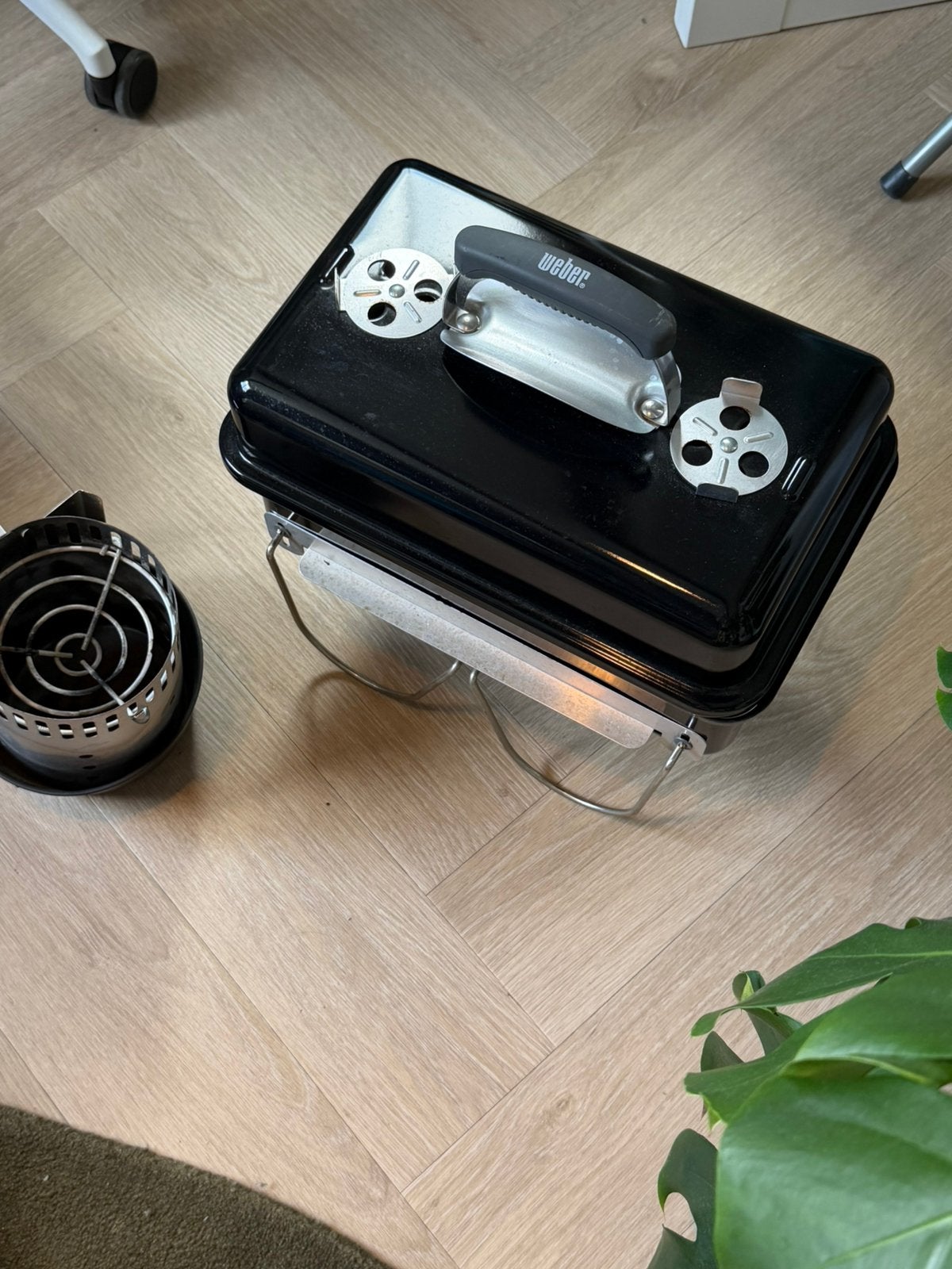 Weber Go-Anywhere houtskool BBQ – draagbare barbecue, Ophalen, Zo goed als nieuw
