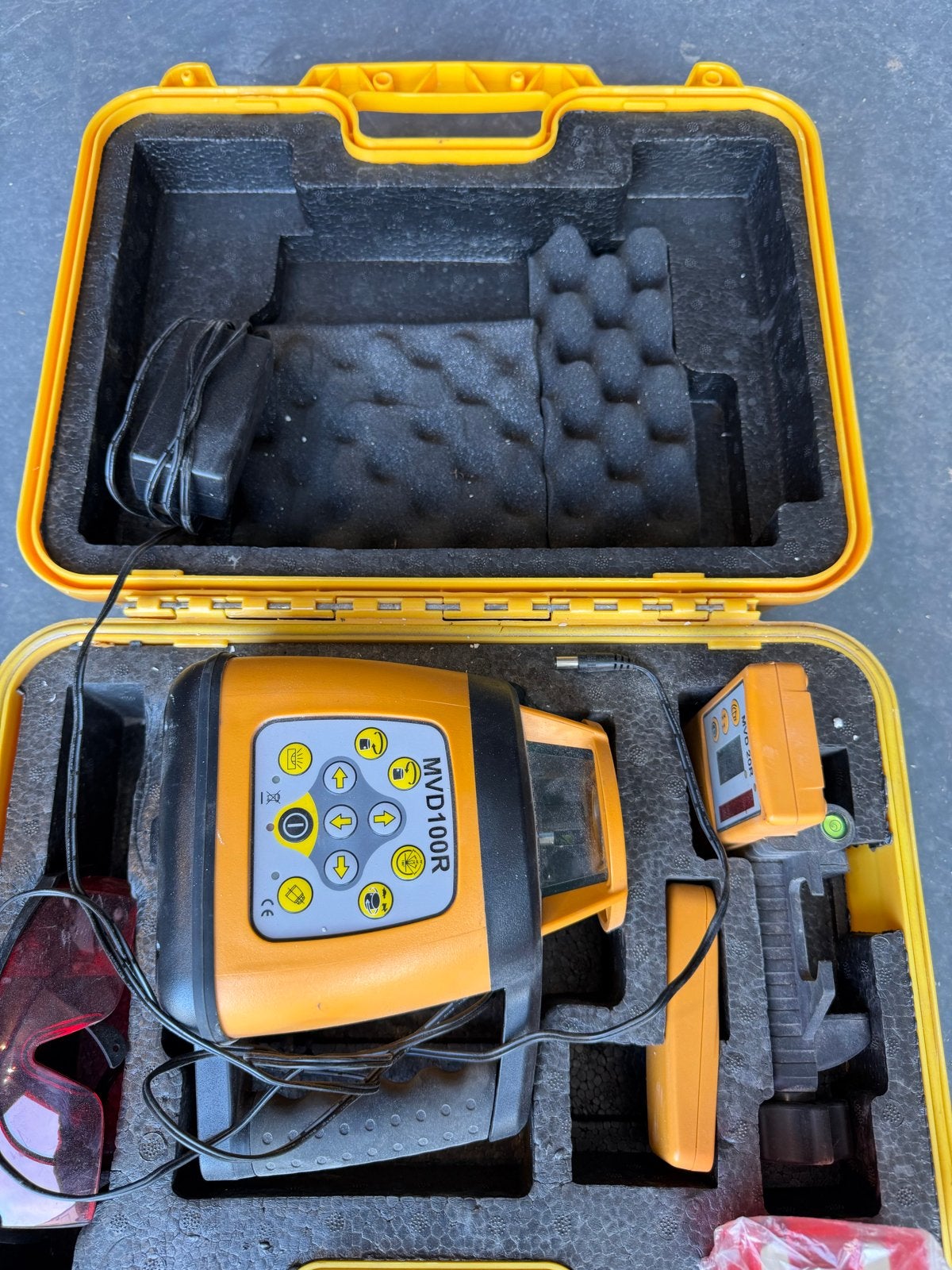 MVD100R Roterende Laser Waterpas met Statief en Baak, Ophalen, Gebruikt, Licht