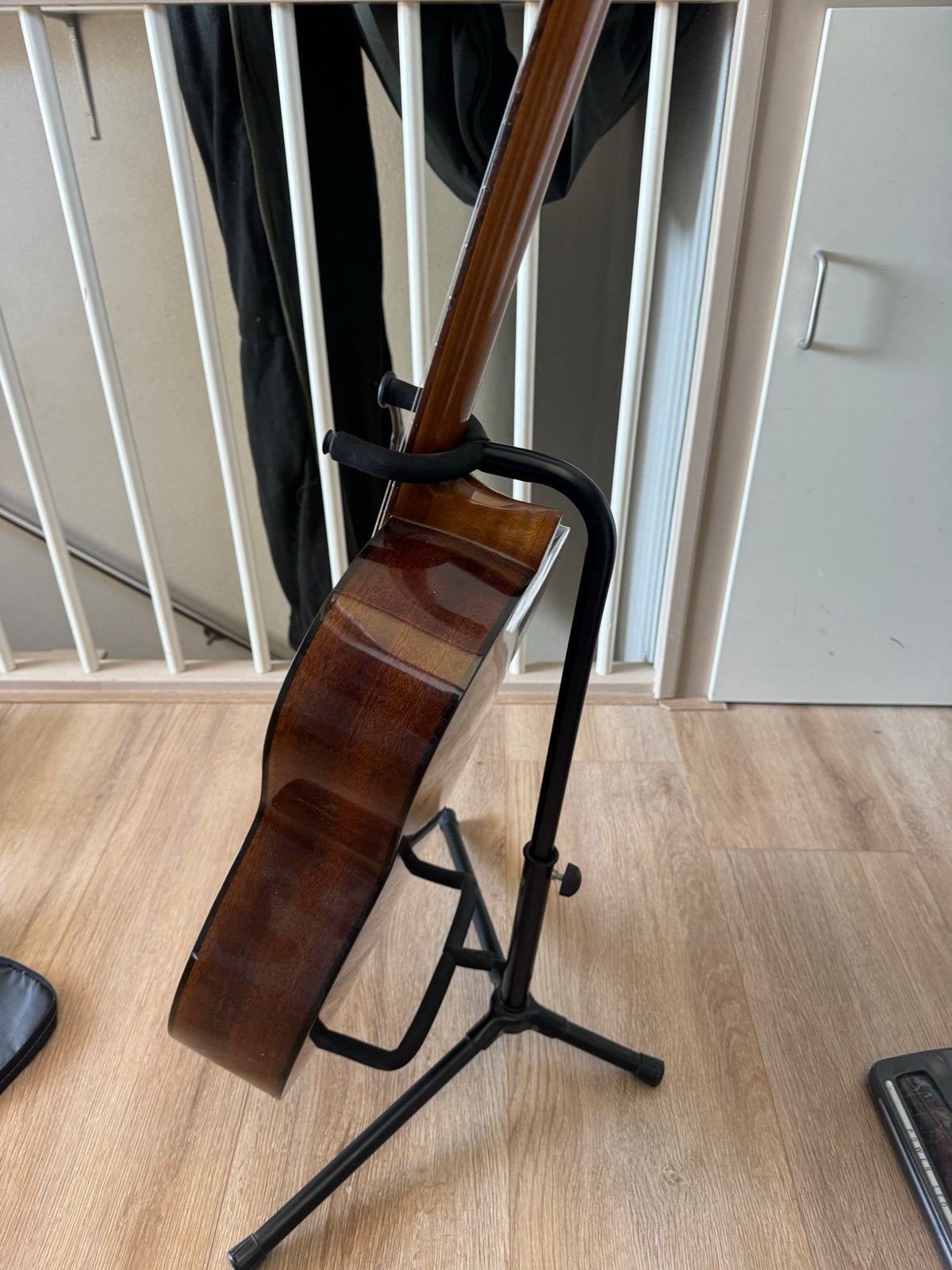 Gitaarstandaard - Zwart en Stevig, Muziek en Instrumenten, Ophalen of Verzenden, Zo goed als nieuw, Instrumentstandaard, Gitaar