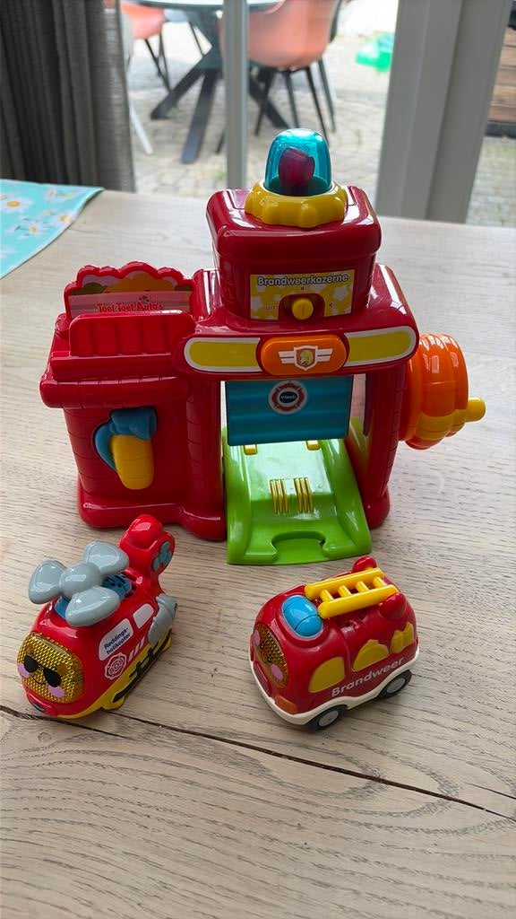 VTech Toet Toet brandweerkazerne met veel baandelen + auto’s, Ophalen of Verzenden, Zo goed als nieuw, 2 tot 4 jaar
