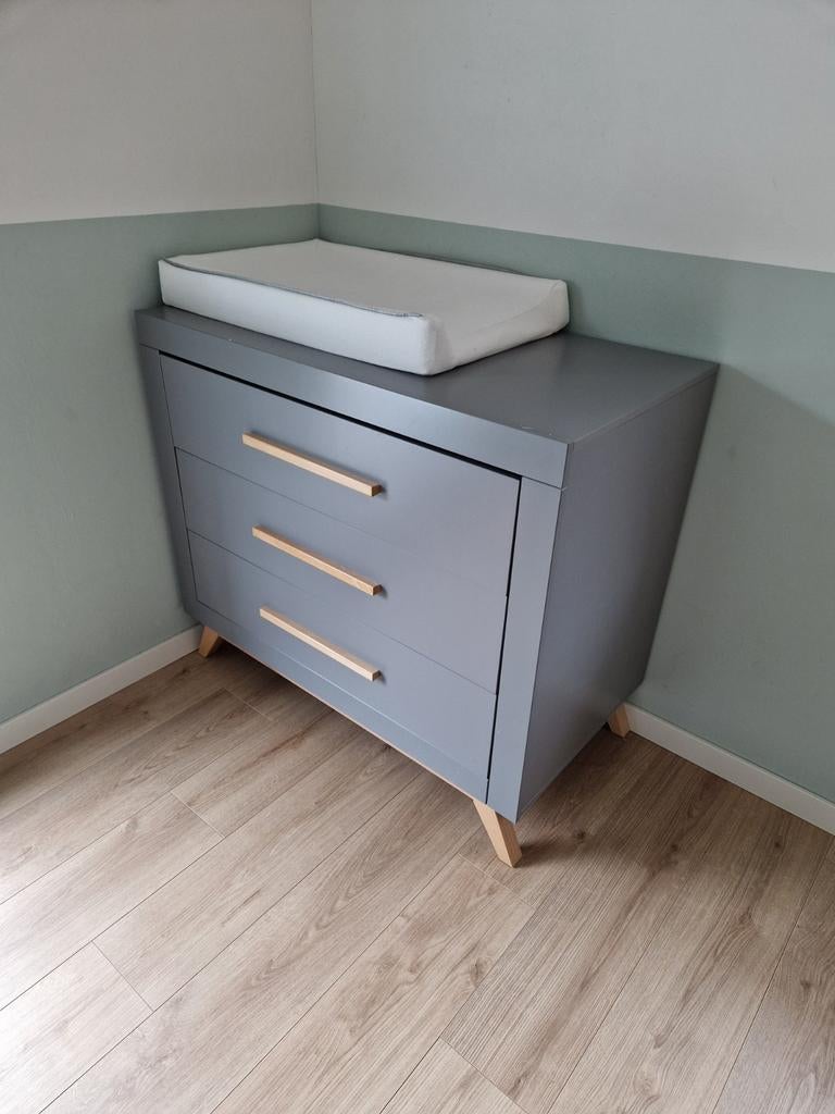 Grijze commode van Bopita met houten handgrepen en poten, Kinderen en Baby's, Kinderkamer | Commodes en Kasten, Ophalen, Gebruikt
