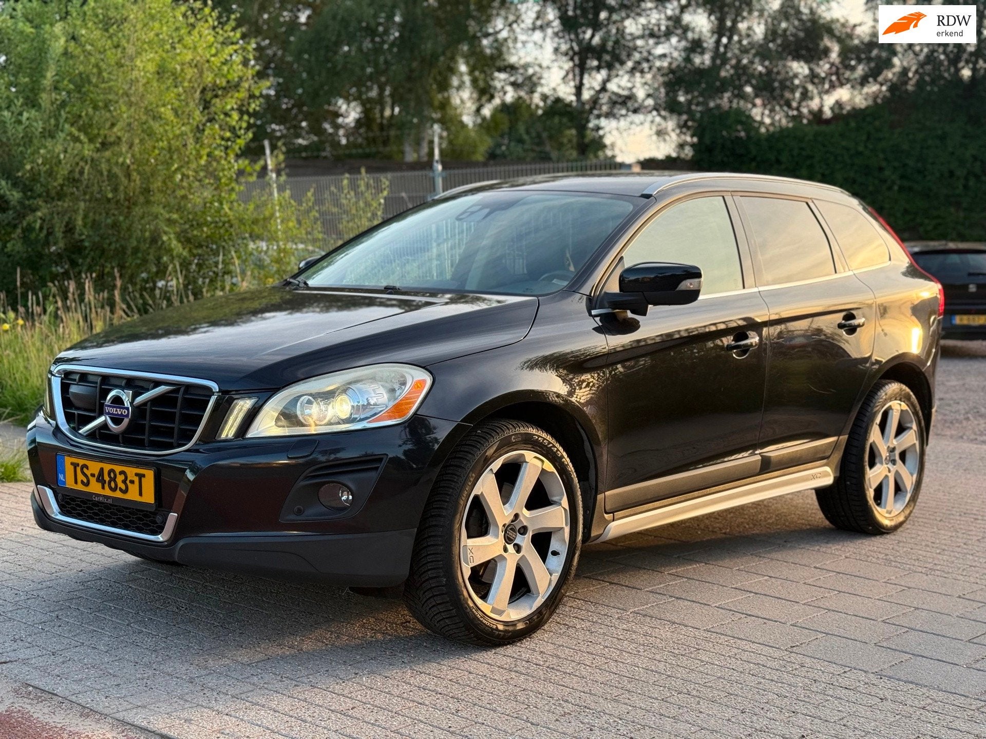 Volvo XC60 2.4 D5 AWD Summum Automaat Airco ACC Leder PDC, Auto's, Gebruikt, 197 €/maand, 2000 kg, Zwart