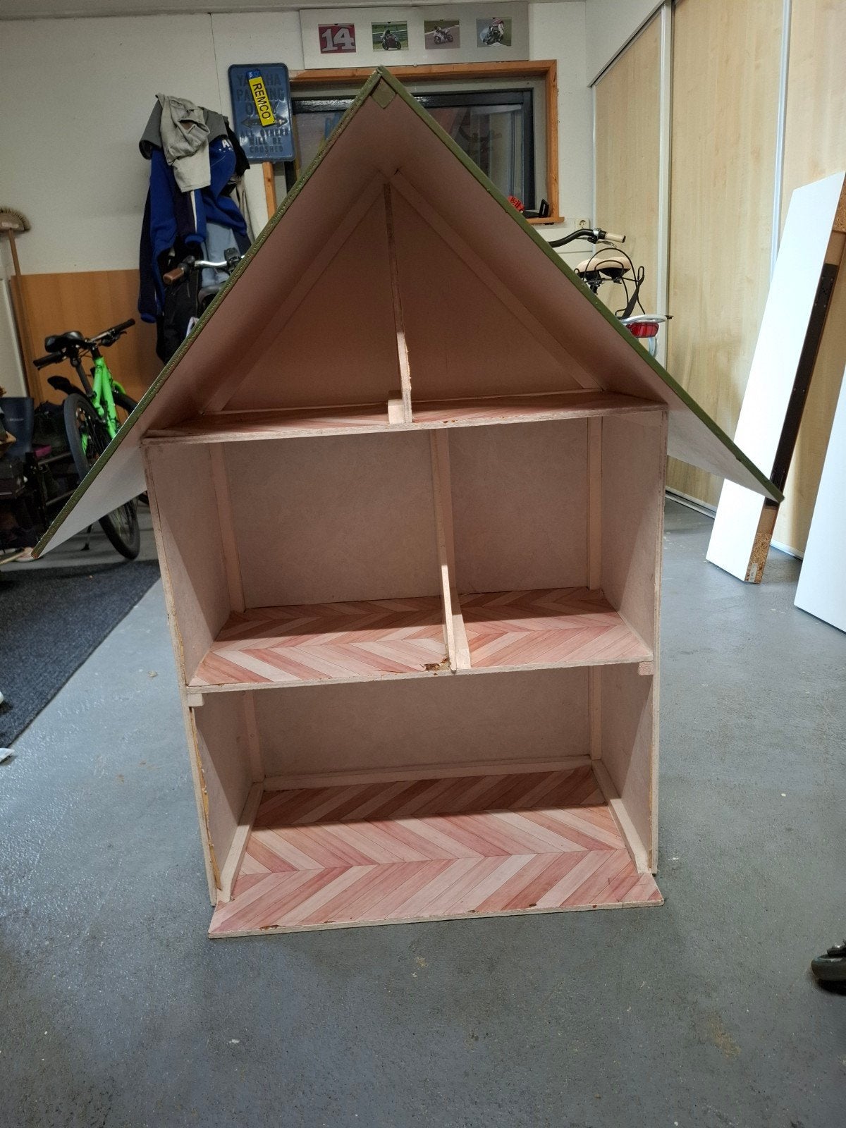 Zelfgemaakt poppenhuis - 96cm hoog, Ophalen, Gebruikt, Poppenhuis