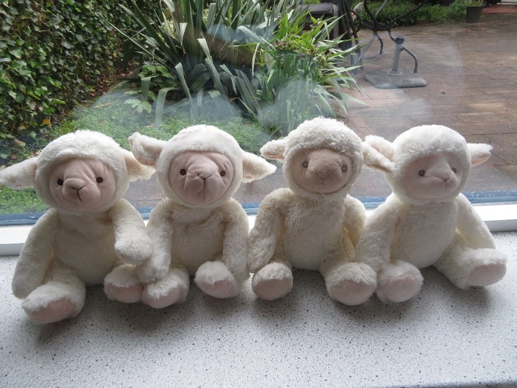 Schaap Sheep zittend met geborduurde ogen meet ca 30 cm, Overige typen, Ophalen of Verzenden, Zo goed als nieuw, Wasbaar