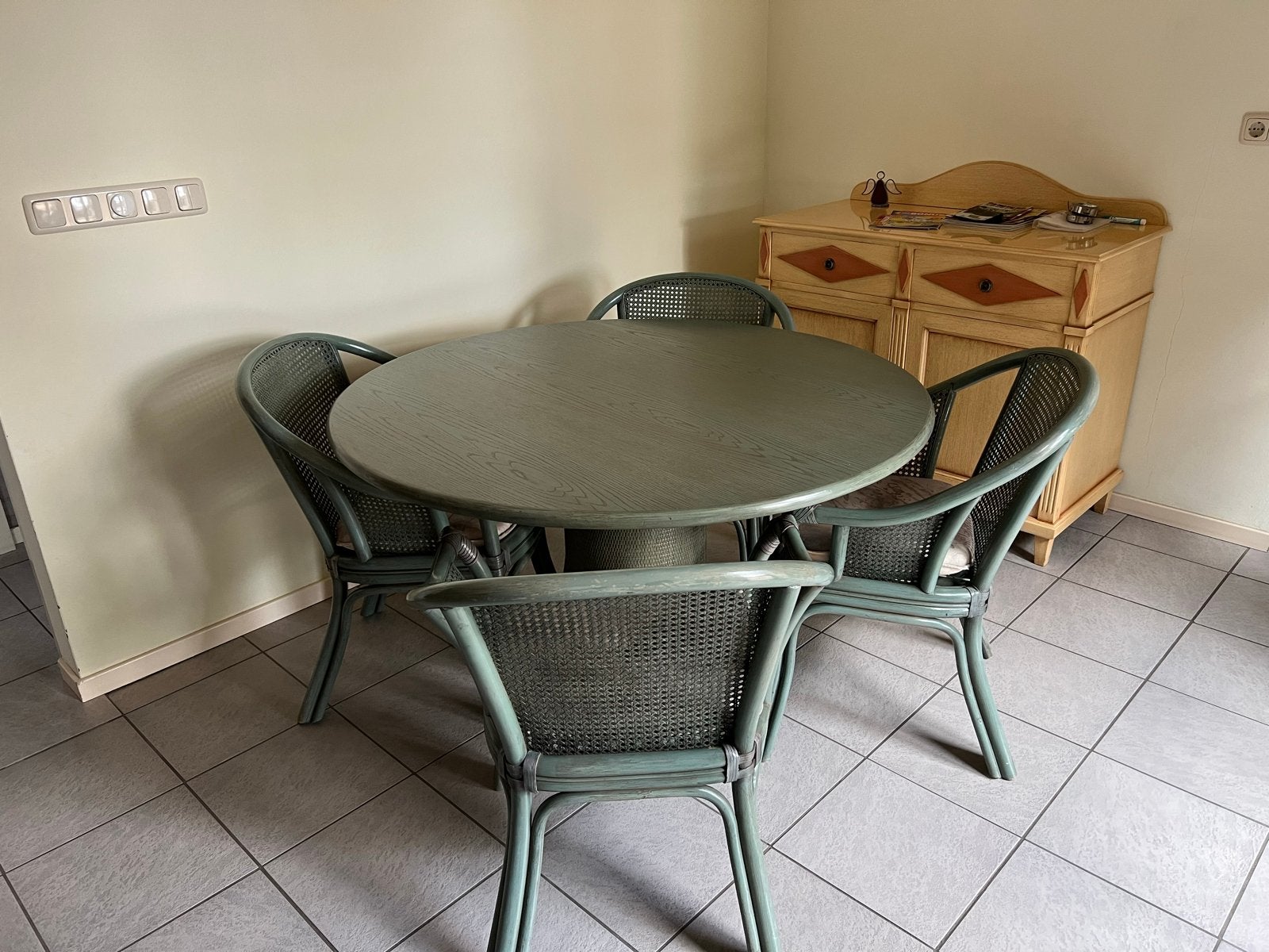 Rotan eettafel met 4 stoelen - Karaktervolle set, Huis en Inrichting, Tafels | Eettafels, Gebruikt, Vier personen, Rond, Overige materialen