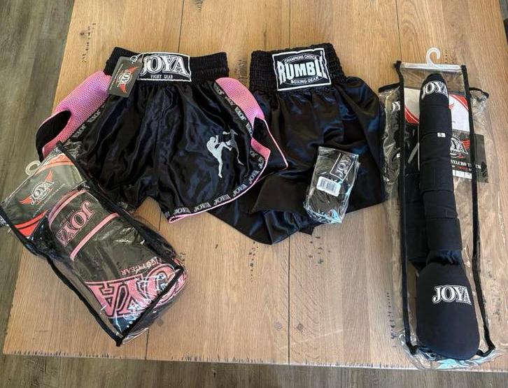 Complete kickboks set – zo goed als nieuw – Joya & Rumble (X, Ophalen of Verzenden, Zo goed als nieuw, Bokshandschoenen