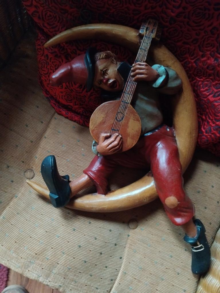 Vintage houten beeldje: muzikant op maan, Ophalen of Verzenden