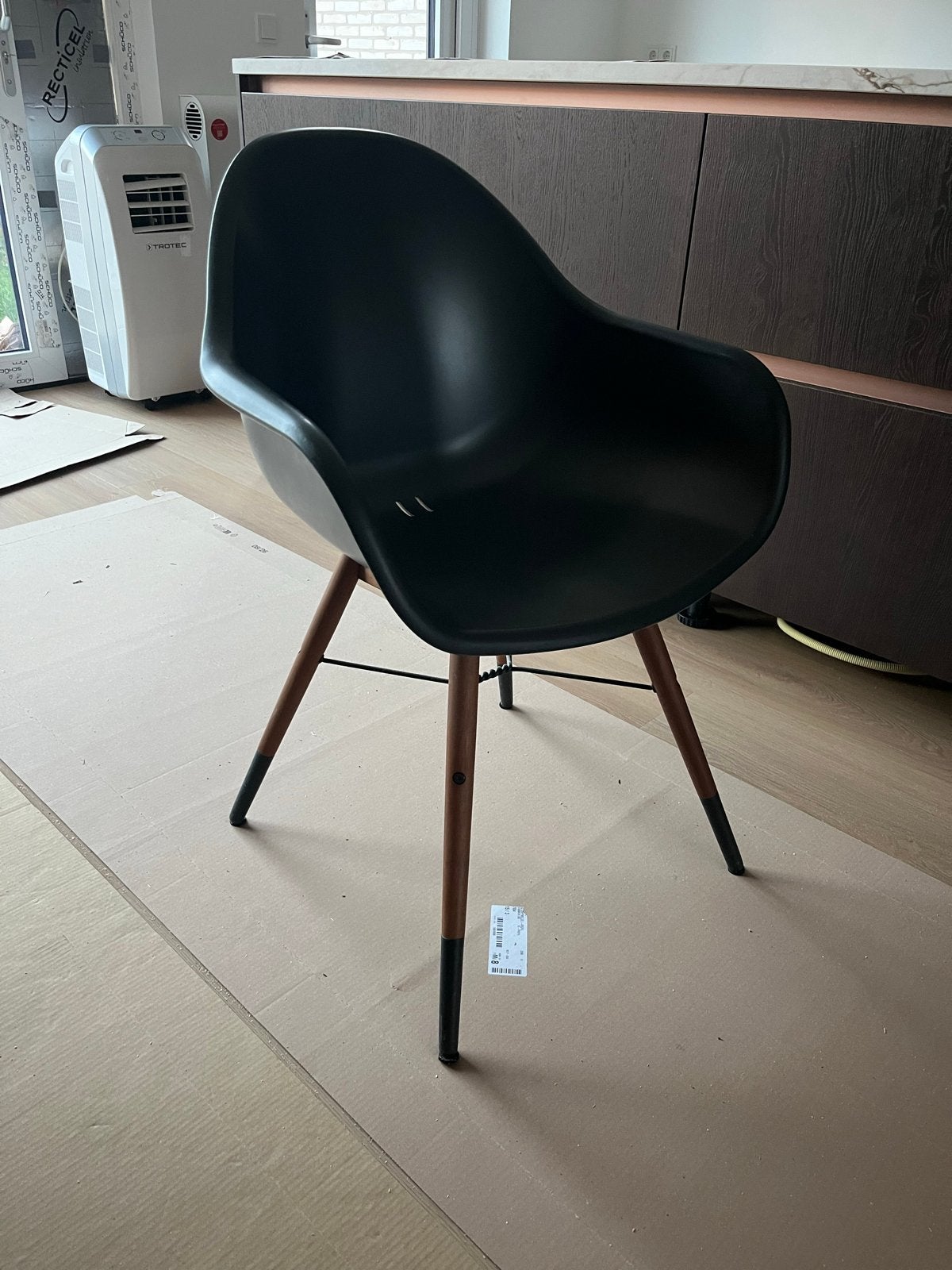 4 Zwarte kuipstoelen met houten poten van Karwei, Ophalen, Zwart, Zo goed als nieuw, Vier
