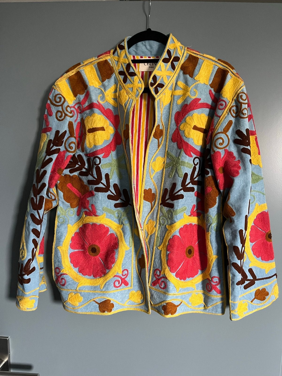 Unieke geborduurde spijkerjstof jas met bloemenpatroon, Ophalen of Verzenden, Nieuw, Maat 38/40 (M), Meerkleurig