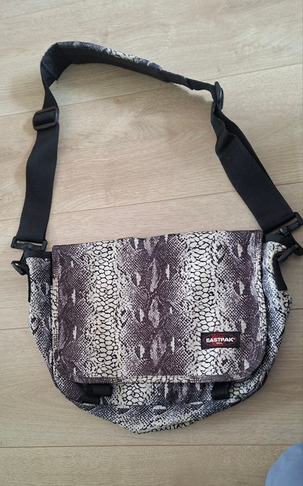 Eastpak schoudertas met slangenprint, Ophalen of Verzenden, Gebruikt, Zwart, Overige merken