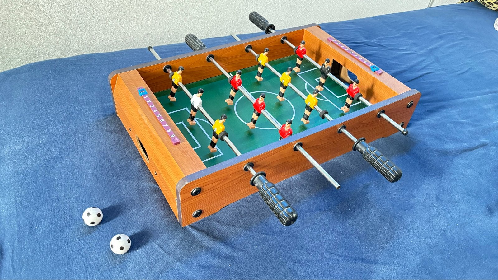 Mini voetbaltafel in goede staat inclusief twee balletjes, Kinderen en Baby's, Speelgoed | Voetbaltafels, Gebruikt, Ophalen